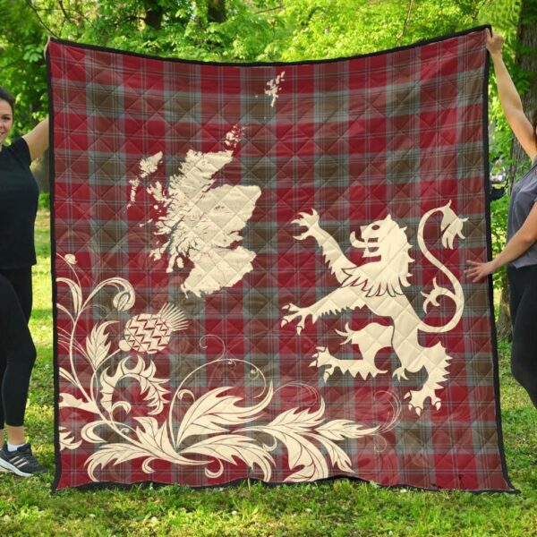 Lindsay Weathered Clan Quilt, Scottish Tartan Lindsay Weathered Clans Premium Quilt Lion Thistle Map Style