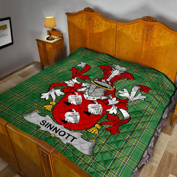 Sinnott Or Synnott Irish Family Crest Premium Quilt - Irish National Tartan - Image 2